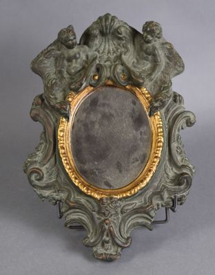 une photo d'une photo d'un miroir sur lequel figure un oiseau