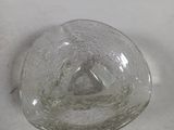 un bol en verre transparent avec un triangle à l'intérieur