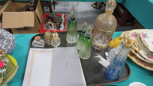 Parfumerie : flacon de GUERLAIN Shalimar 1litre (vide), 3 flacons...