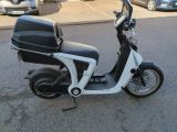un scooter garé au bord de la rue