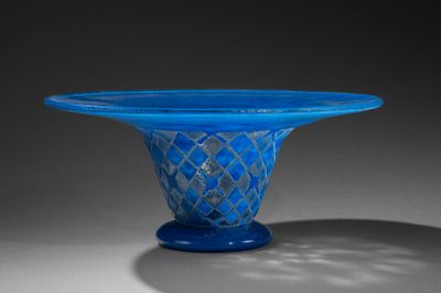 un saladier en verre bleu posé sur une table