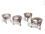 trois chaises anciennes en fonte et une table sur fond blanc