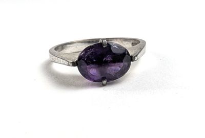 une image représentant une bague sertie d'une pierre violette