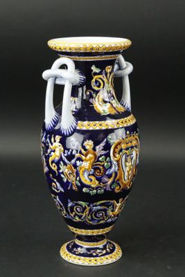 un vase bleu orné de motifs dorés et blancs