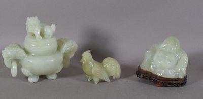 trois figurines en jade représentant des animaux et un oiseau, posées sur une table