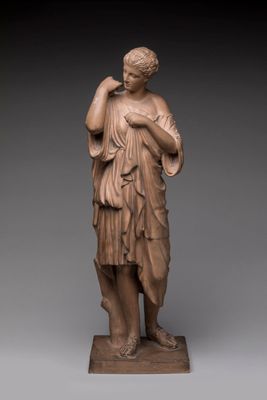 l'image d'une statue représentant une femme tenant un bébé dans ses bras