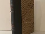 un livre sur lequel est posé un bout de papier