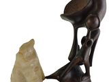 une sculpture représentant une femme et un rocher sur fond blanc