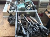 une table sur laquelle se trouvent tout un tas d'appareils électriques