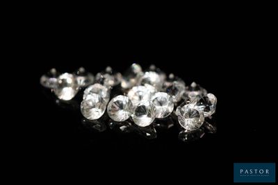 gros plan d'un groupe de diamants sur une surface noire