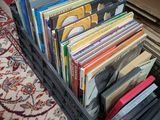 beaucoup de livres dans une caisse posée par terre