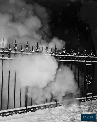 photographie en noir et blanc montrant de la vapeur s'échappant d'un tuyau dans la neige