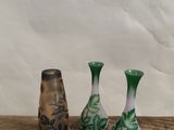 trois vases posés sur une table en bois