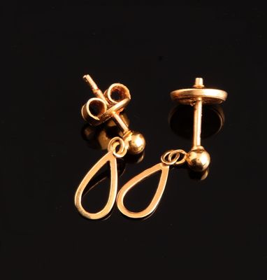 deux paires de boucles d'oreilles plaquées or sur un fond noir
