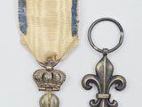 une image représentant une médaille et un porte-clés posés sur une surface blanche
