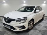 la voiture blanche est garée sur un carrelage à carreaux