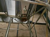 une structure métallique surmontée d'une horloge
