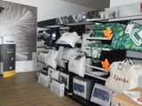 un magasin avec beaucoup d'articles sur les étagères