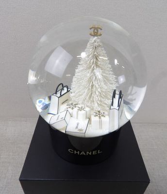 une boule à neige avec un sapin de Noël à l'intérieur