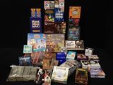 beaucoup de livres et de jeux posés sur une table noire