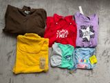 beaucoup de vêtements étalés par terre