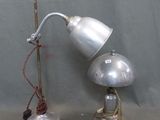 deux lampes posées sur une table