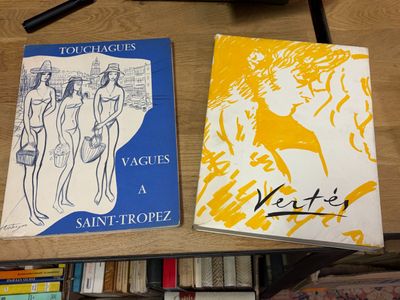deux livres posés sur une table