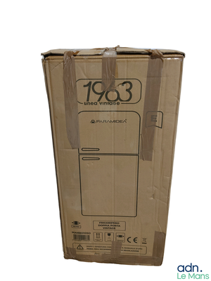 une boîte en carton avec l'image d'un réfrigérateur à l'intérieur