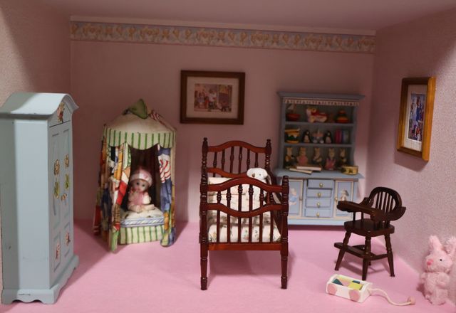 Diorama. Composition miniature, dans une vitrine en bois, vitre e...