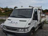 un camion blanc garé dans un parking