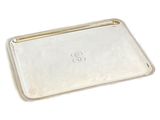 un plateau en argent orné d'un monogramme