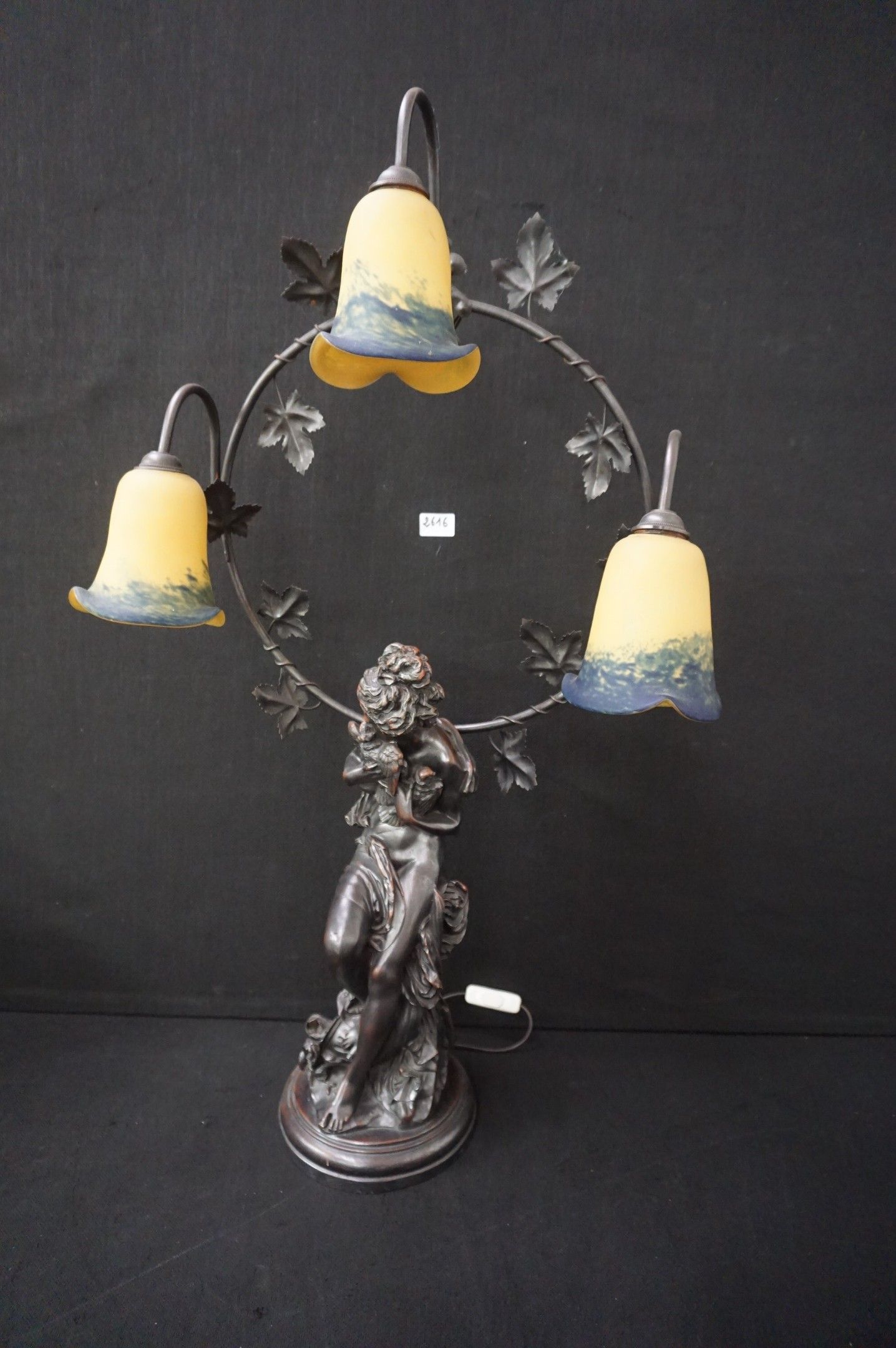 Belle et grande lampe décorative en résine - « Jeune femme a…