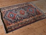 un tapis posé à même le sol dans une pièce dotée d'un parquet