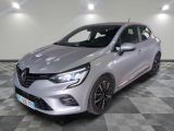 une voiture argentée garée dans un garage au sol en damier