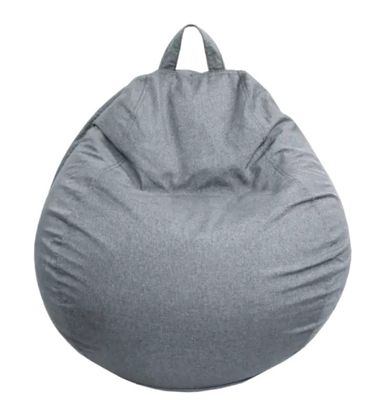 un pouf gris posé sur un sol blanc