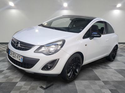 la photo d'une petite voiture blanche garée dans un garage