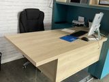 un bureau avec un écran et une chaise dans une pièce