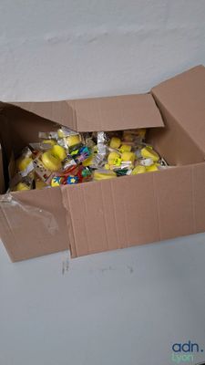 une boîte en carton remplie de bonbons assortis posée sur une table
