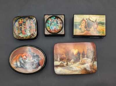 Plusieurs types d'assiettes décoratives sont exposés sur un fond noir