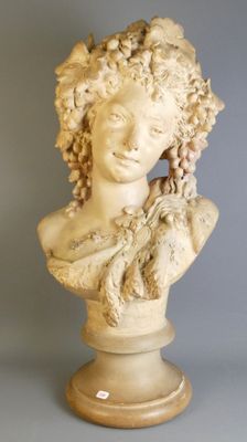 un buste en marbre blanc représentant une femme aux cheveux bouclés, posé sur un socle