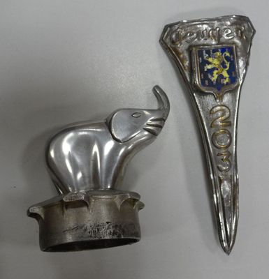 deux objets en métal argenté, représentant un éléphant en argent et une cuillère en argent
