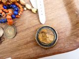 une table en bois sur laquelle sont posés une montre, des bracelets et d'autres objets