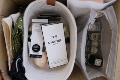 un sac blanc contenant un livre et un téléphone portable