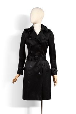 un trench-coat noir sur un mannequin, un mannequin, un mannequin, un mannequin, un mannequin, un mannequin, un mannequin, un mannequin, un mannequin, un mannequin, un mannequin, un mannequin, un mannequin, un mannequin, un mannequin, un mannequin, un mannequin, un mannequin, un mannequin, un mannequin, un mannequin, un mannequin, un mannequin, un mannequin, un mannequin, un mannequin, un mannequin, un mannequin, un mannequin, un mannequin, un mannequin, un mannequin, un