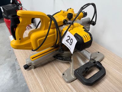 une machine jaune posée sur une table en bois