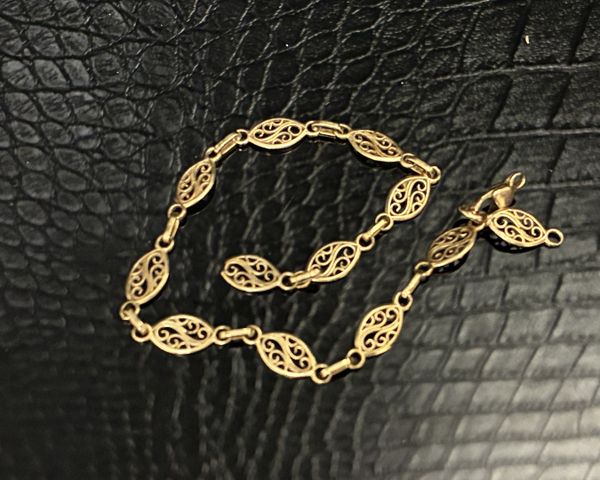 Bracelet en or 9 carats 375 millièmes à décor de maillons filigra...