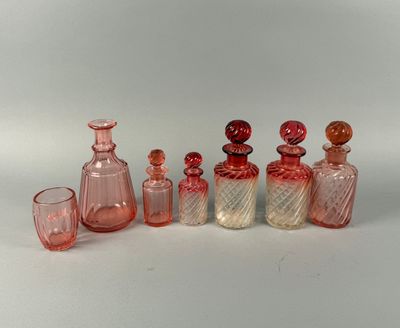 BACCARAT, Garniture de toilette rose dégradé en cristal comp…