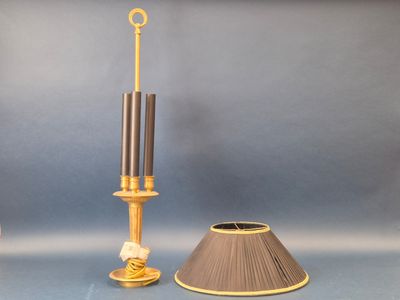 deux lampes et un abat-jour posés sur une table