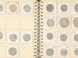 un livre dans lequel se trouve un tas de pièces de monnaie