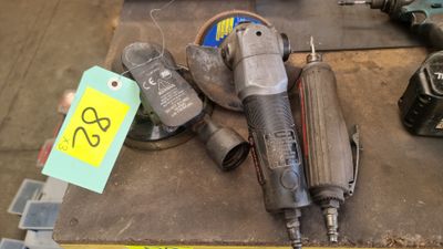 un grand nombre d'outils posés sur une table